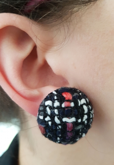 Preview: Mega Stoff Knopf Ohrstecker Button schwarz rot